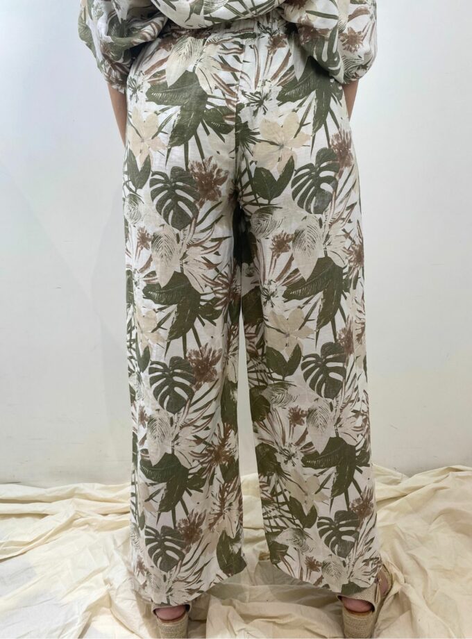 Pantalón estampado hojas verde