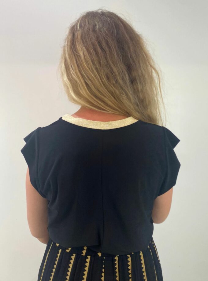 Blusa negra cuello dorado