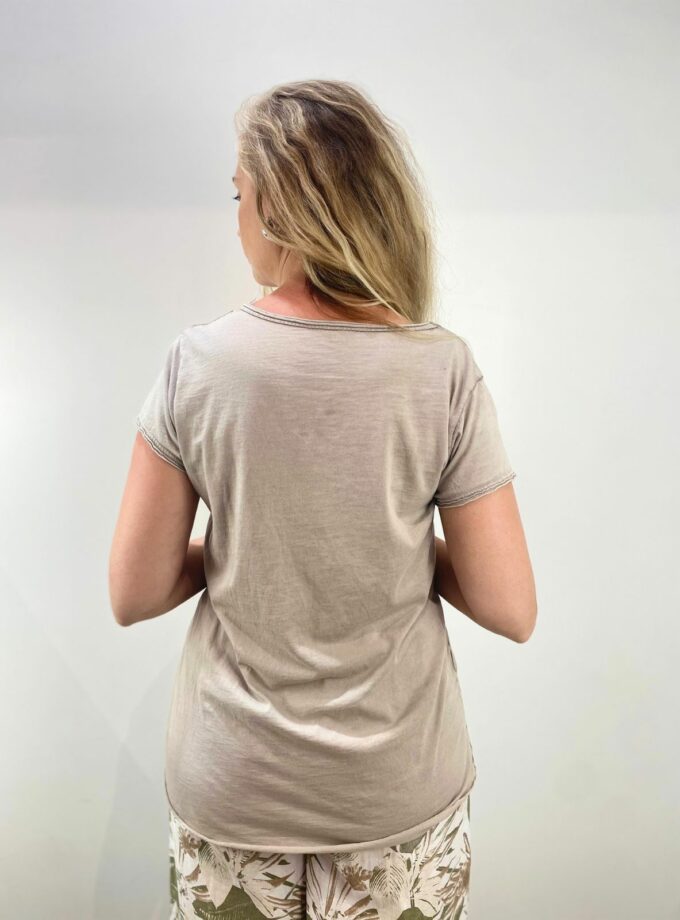 Camiseta cuello V mariposa taupe