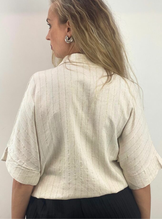 Blusa beige línea dorada