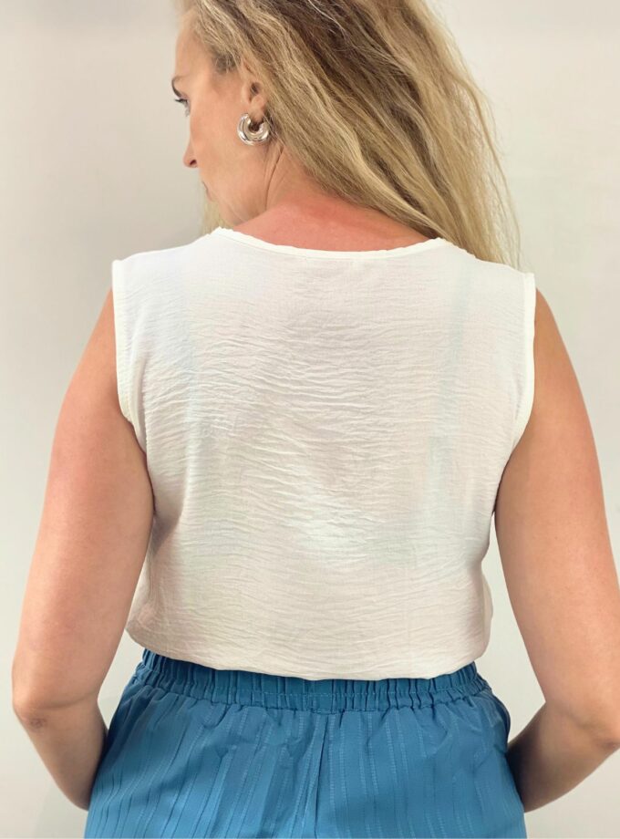 Blusa pico adornos encaje blanca