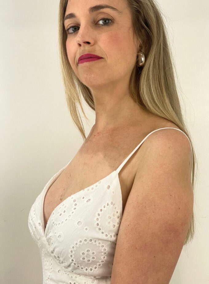 Vestido bordado con ojales blanco