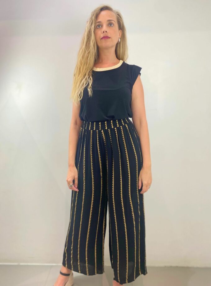 Blusa negra cuello dorado