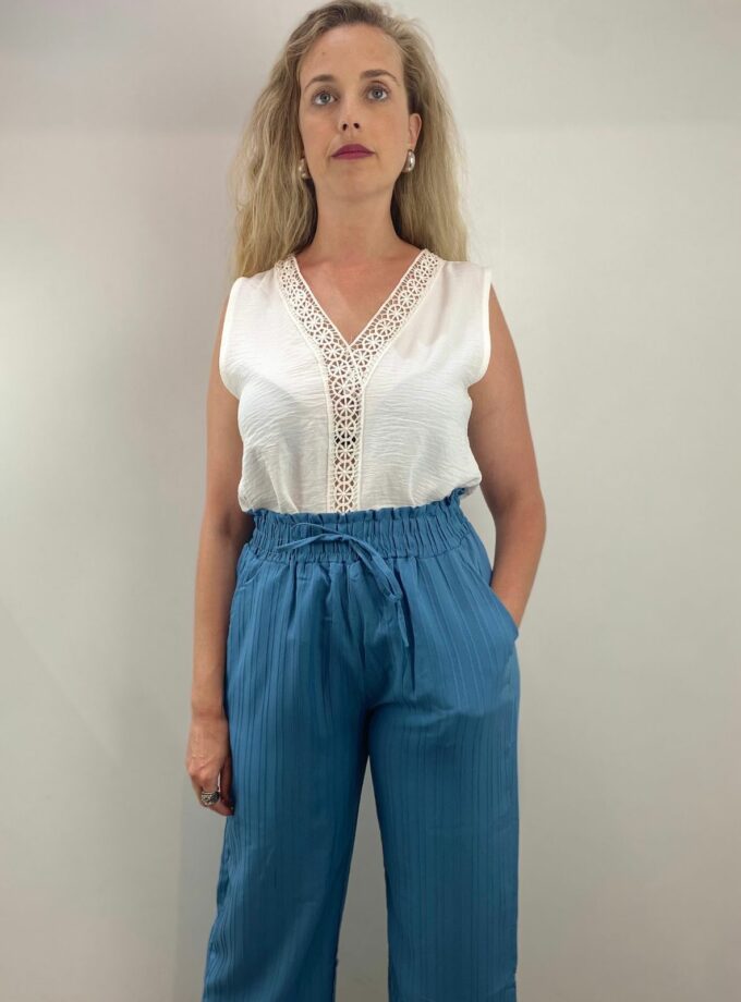 Blusa pico adornos encaje blanca