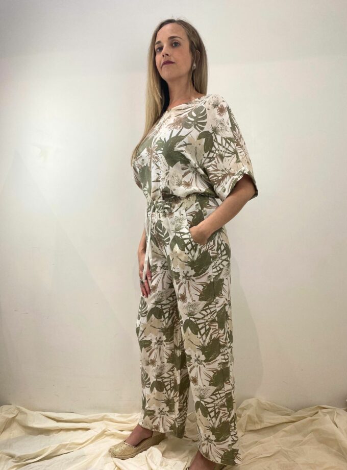 Pantalón estampado hojas verde