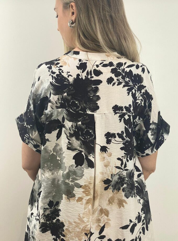 Blusa estampada hojas negro