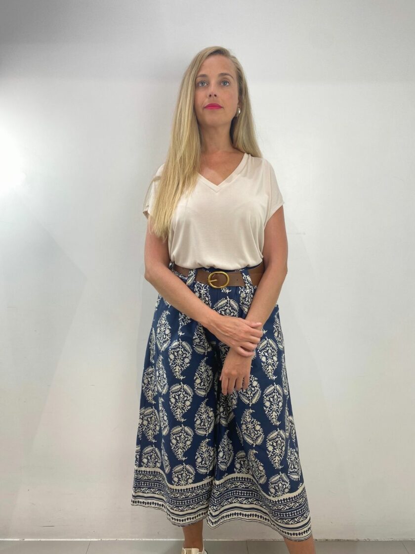 Pantalón azul marino estampado hojas