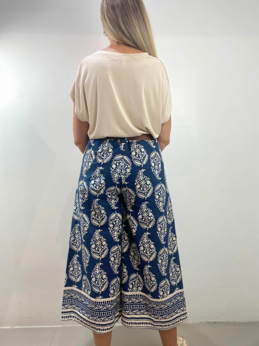 Pantalón azul marino estampado hojas