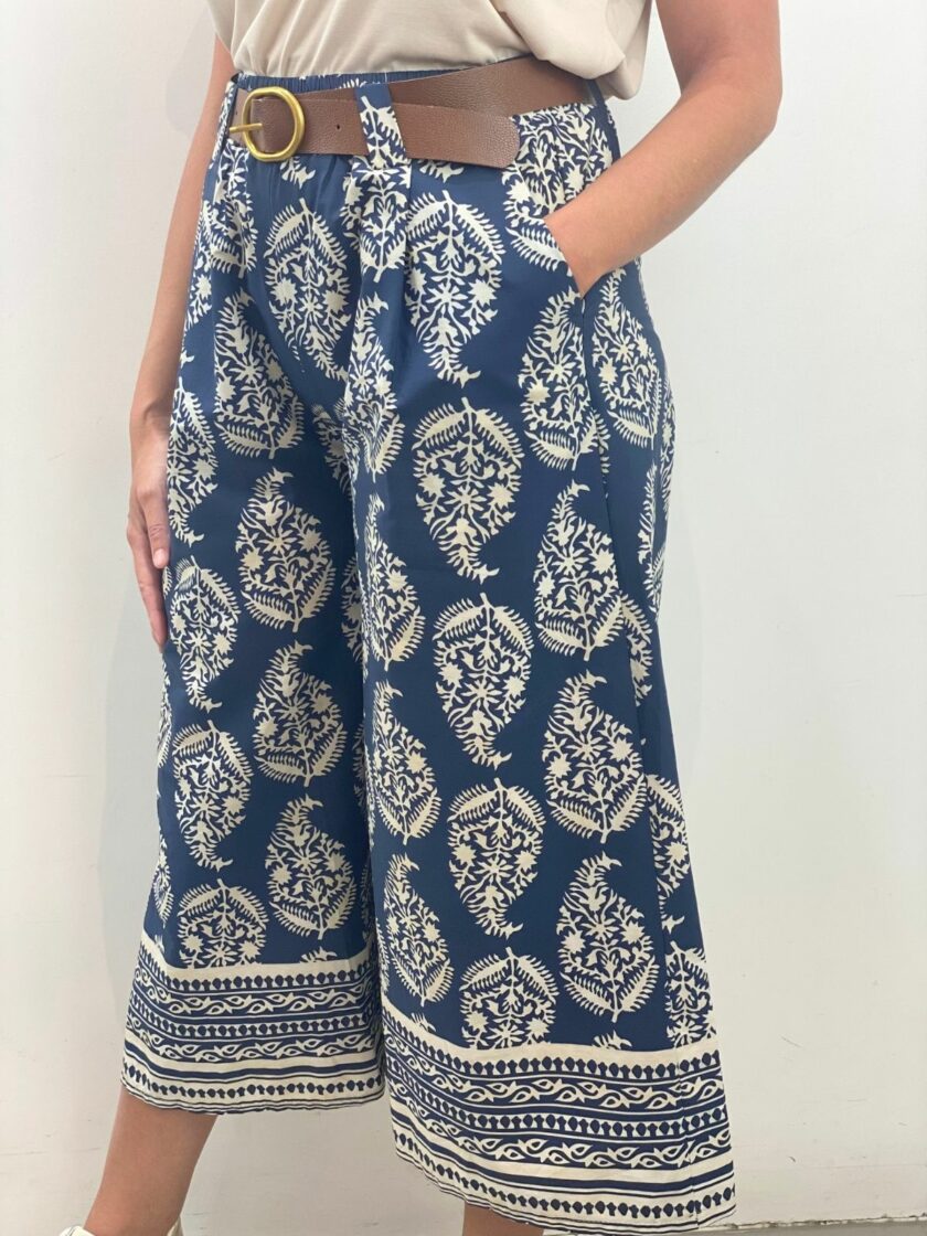 Pantalón azul marino estampado hojas