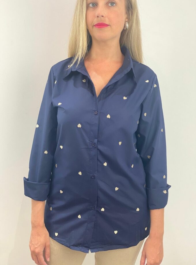 Camisa azul marino con corazón bordado