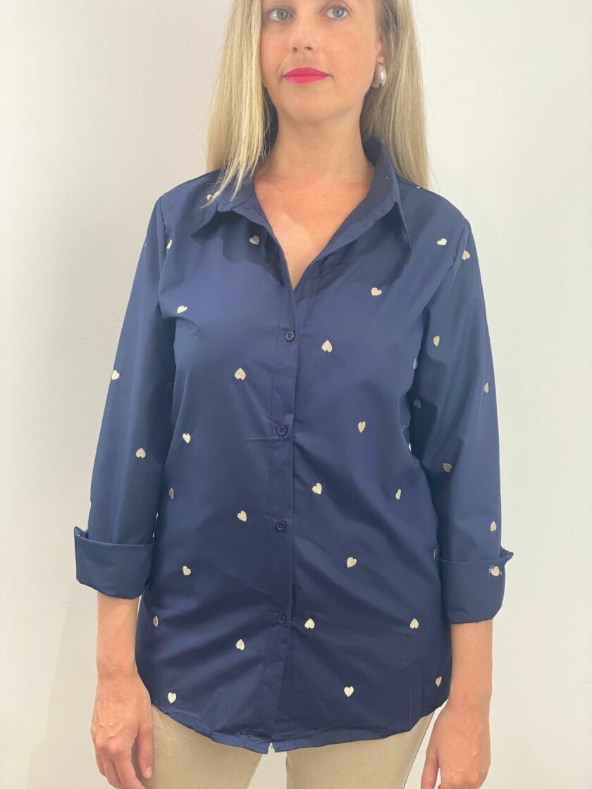 Camisa azul marino con corazón bordado
