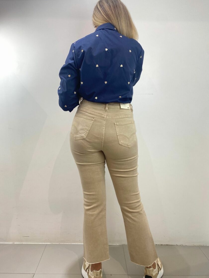 Camisa azul marino con corazón bordado