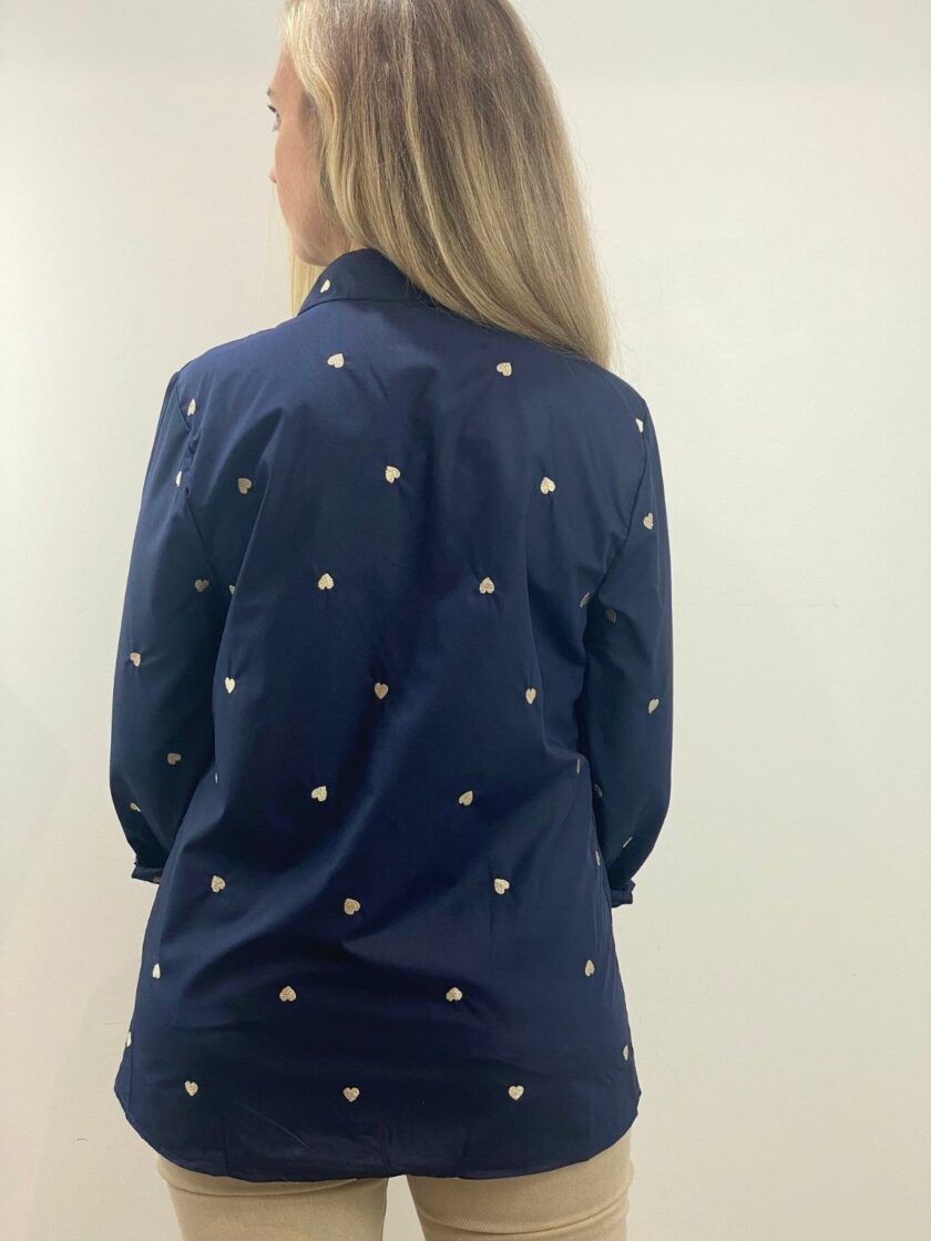 Camisa azul marino con corazón bordado