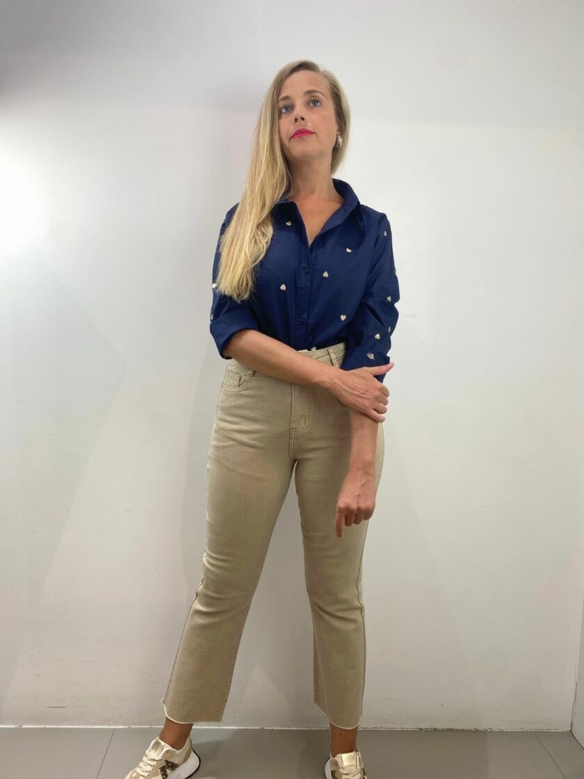Pantalón vaquero beige flare