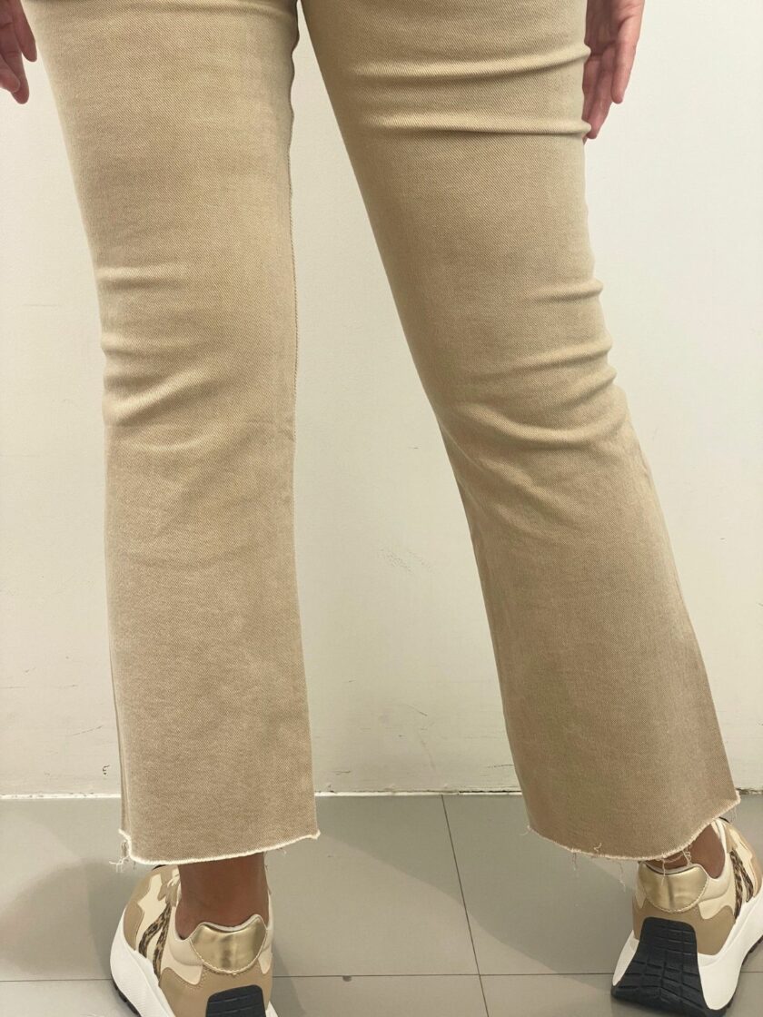 Pantalón vaquero beige flare