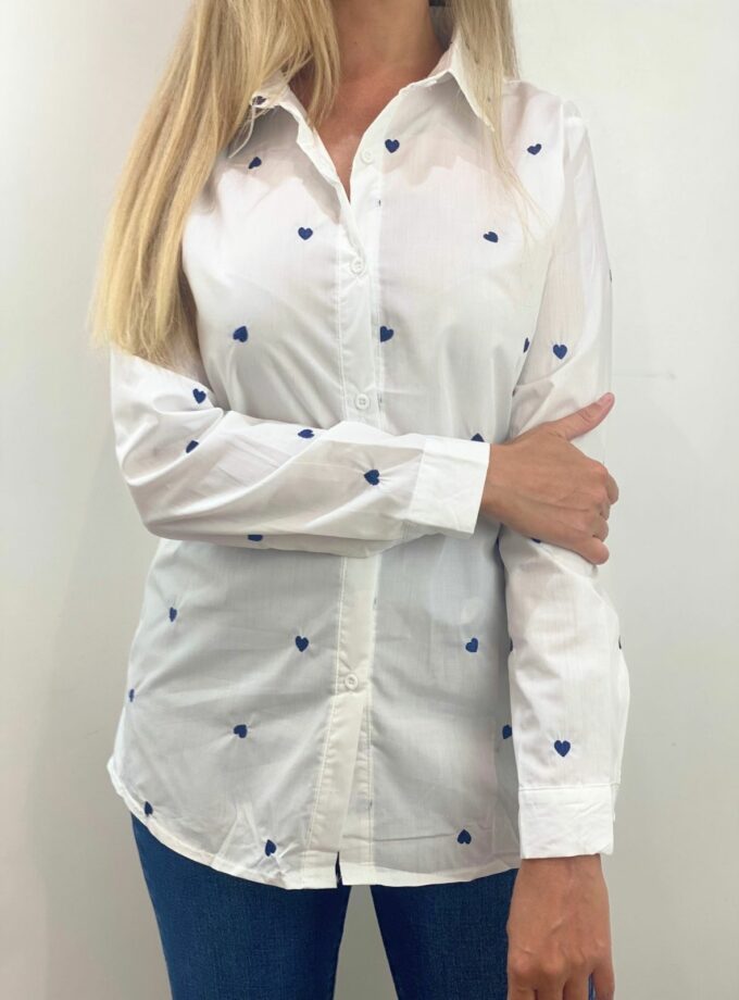Camisa blanca con corazón bordado