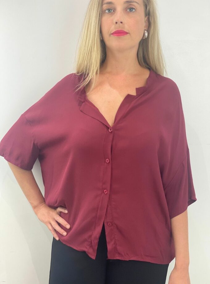 Camisa color burdeos