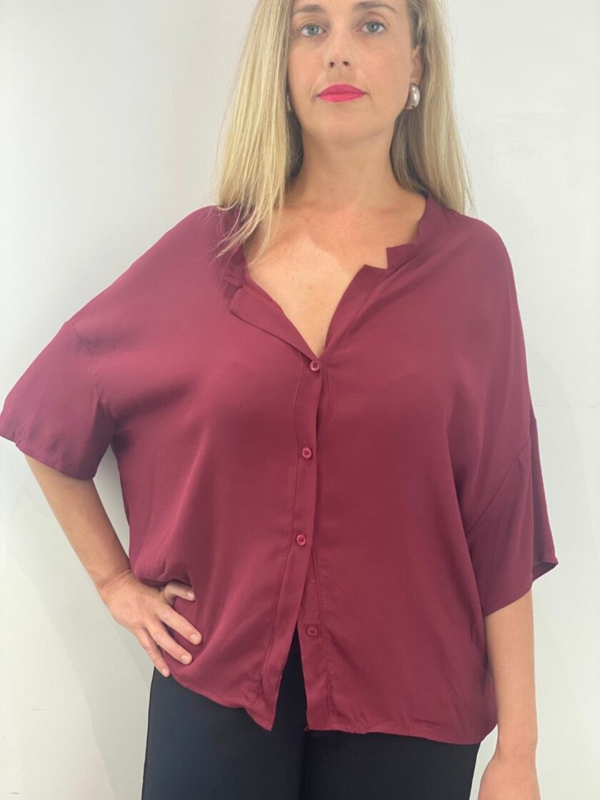 Camisa color burdeos