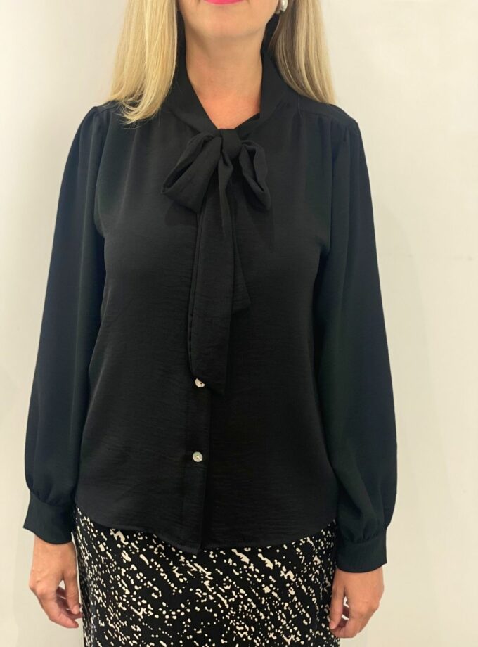 Blusa negra cuello lazo