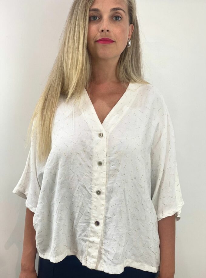 Camisa blanca con dorado