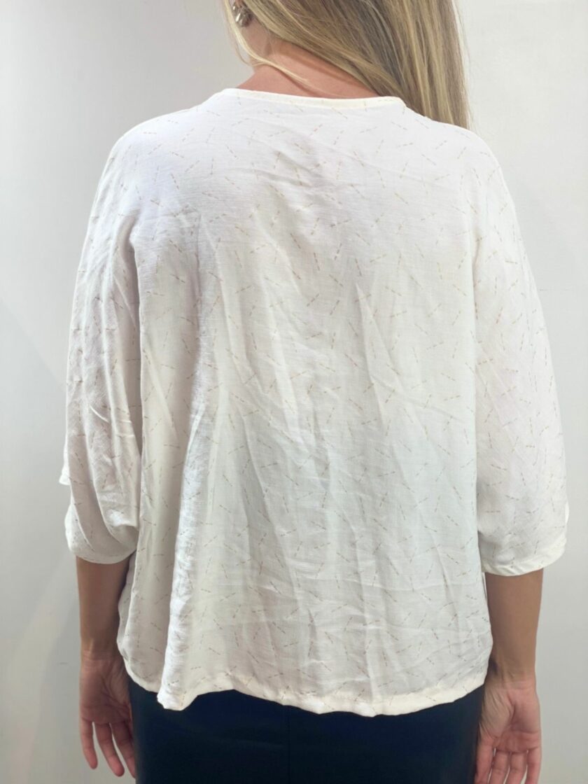 Camisa blanca con dorado