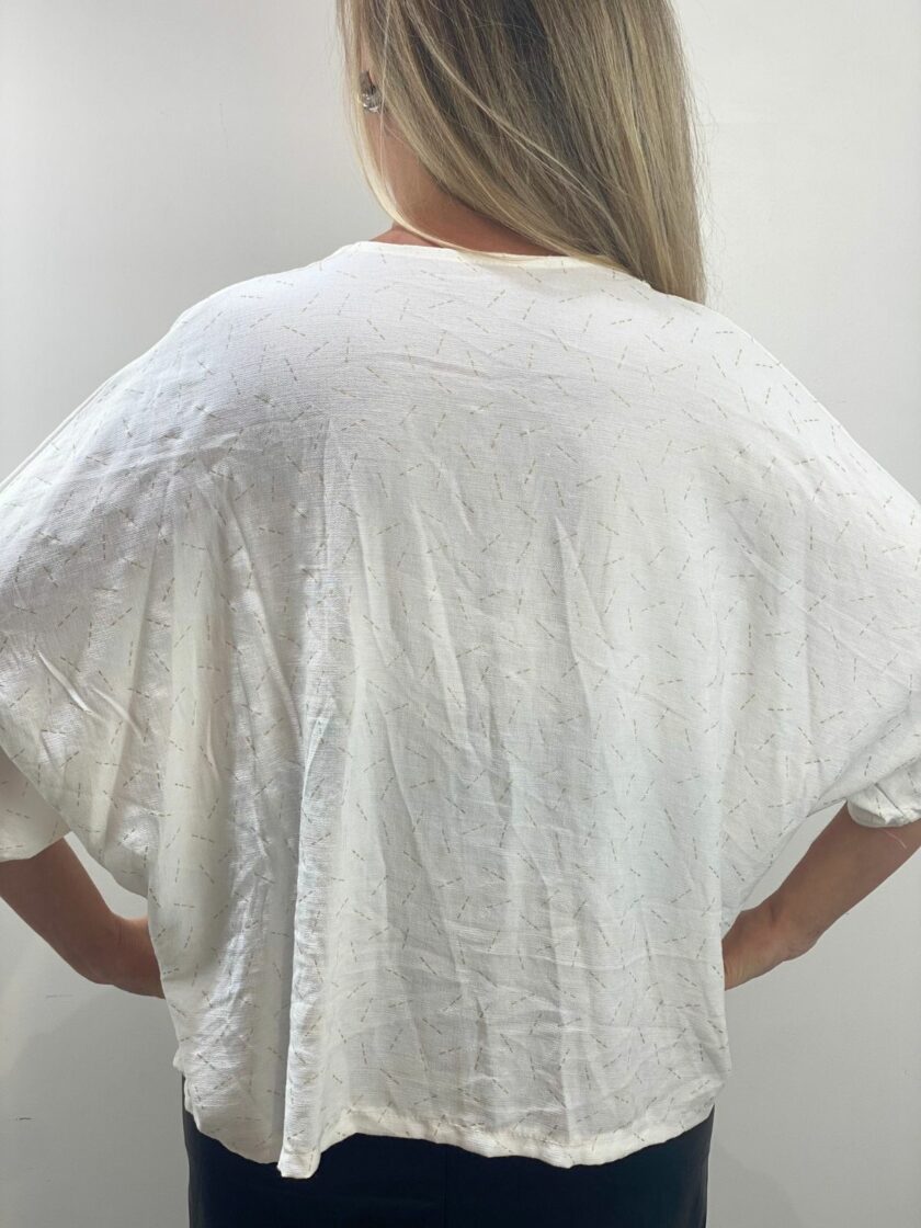 Camisa blanca con dorado