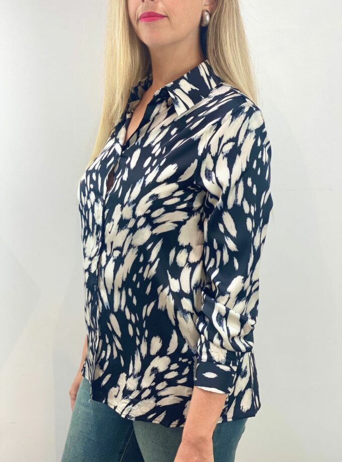 Camisa negra raso estampada animal print