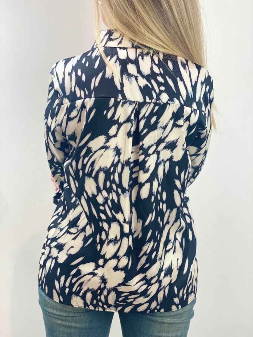 Camisa negra raso estampada animal print