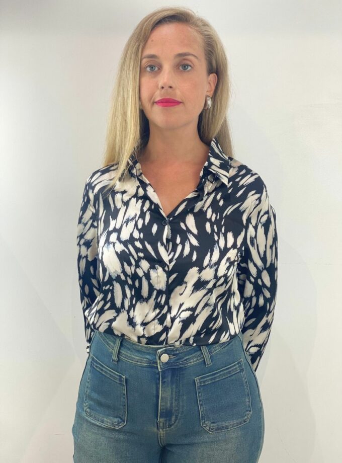 Camisa negra raso estampada animal print
