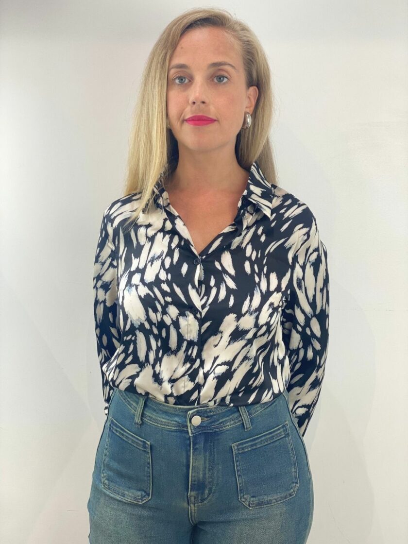 Camisa negra raso estampada animal print