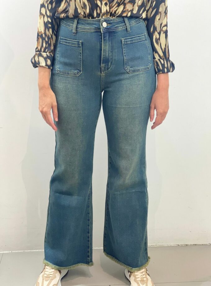 Pantalón vaquero gastado flare