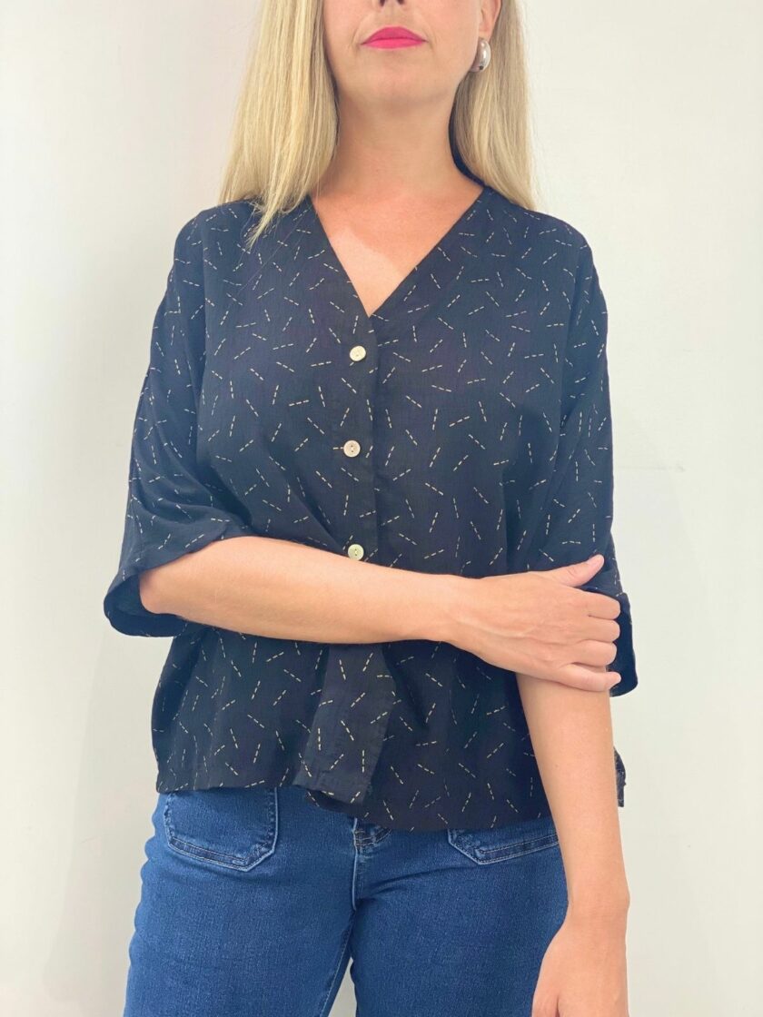 Camisa negra estampado dorado