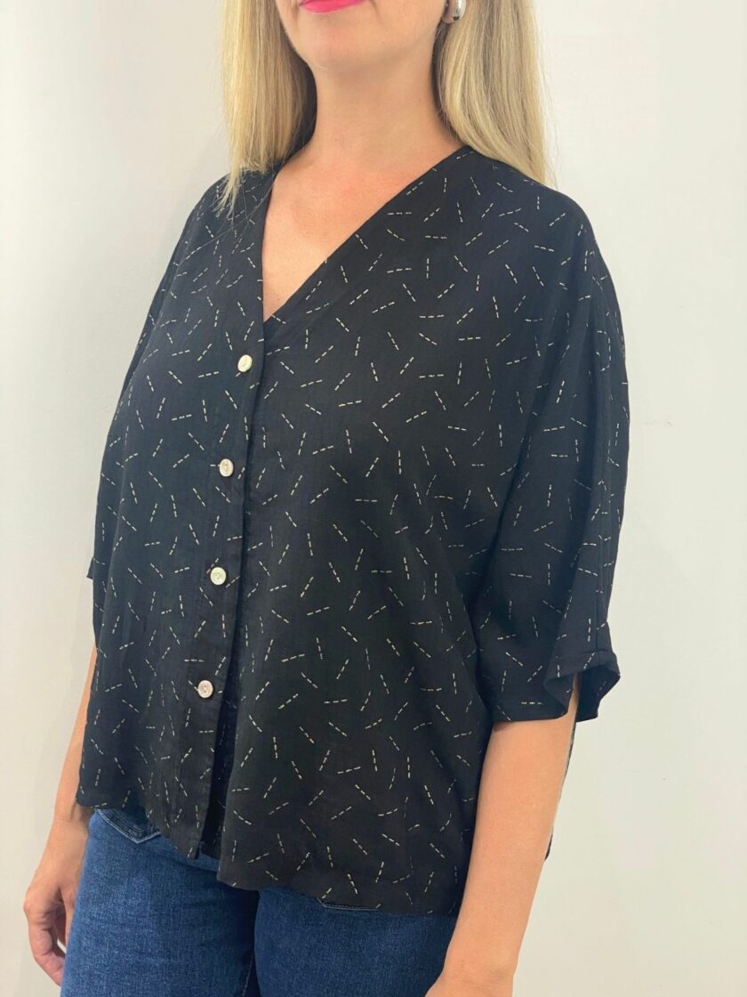 Camisa negra estampado dorado