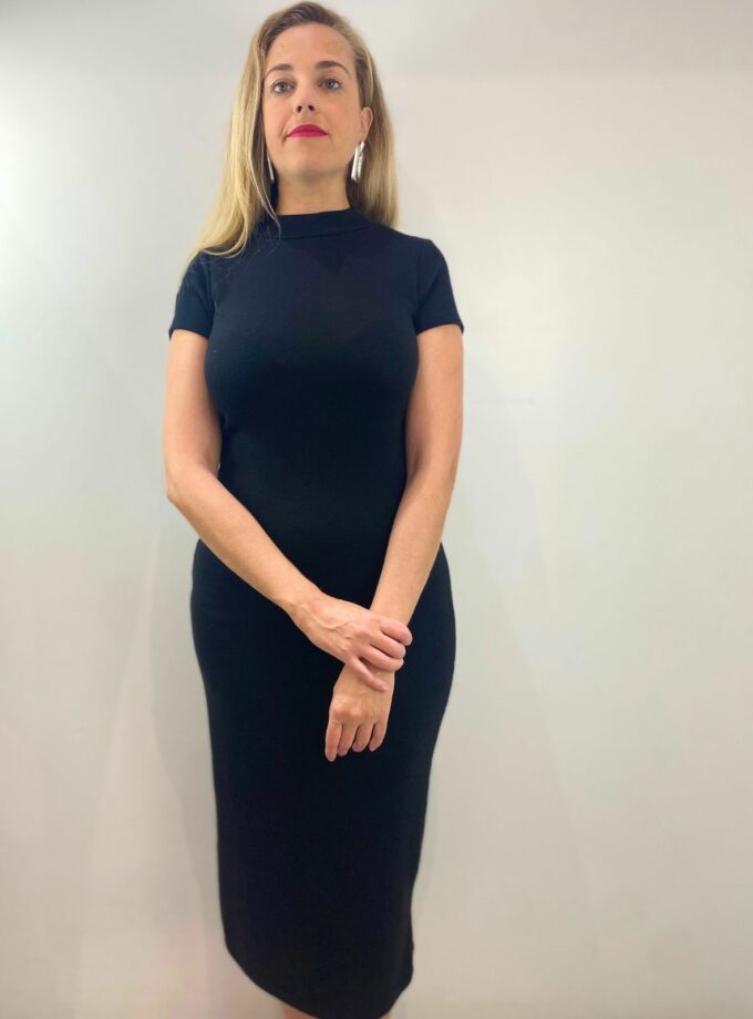 Vestido negro marga corta con frunce