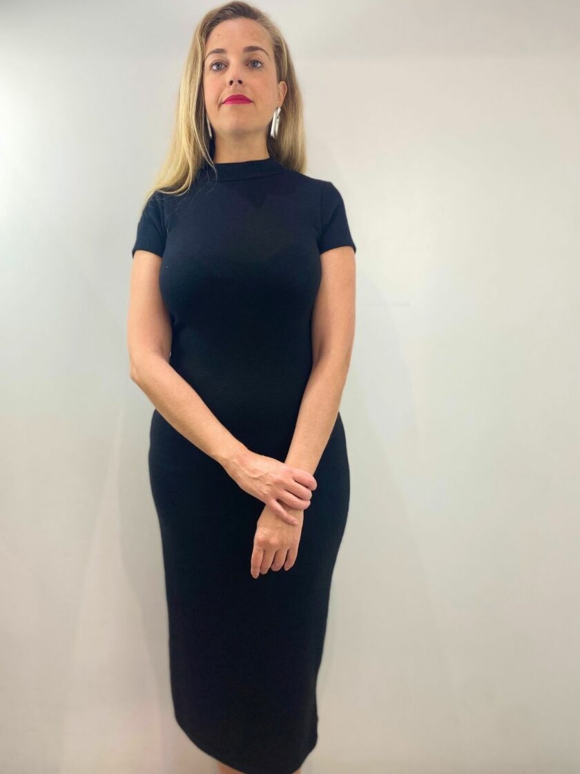 Vestido negro marga corta con frunce