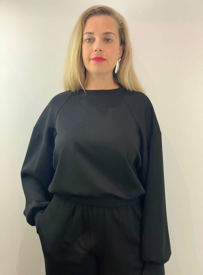 Sudadera negra corta