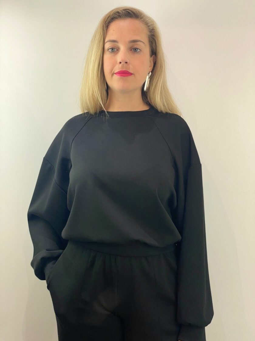 Sudadera negra corta