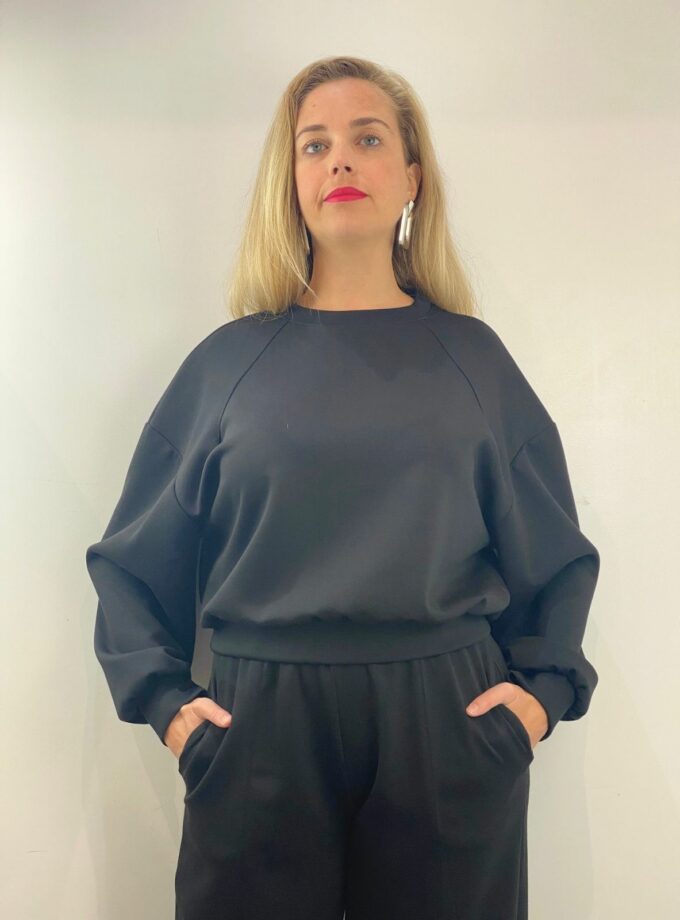 Sudadera negra corta