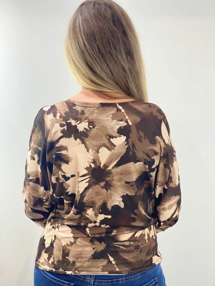 Blusa estampada marrón cuello cisnes