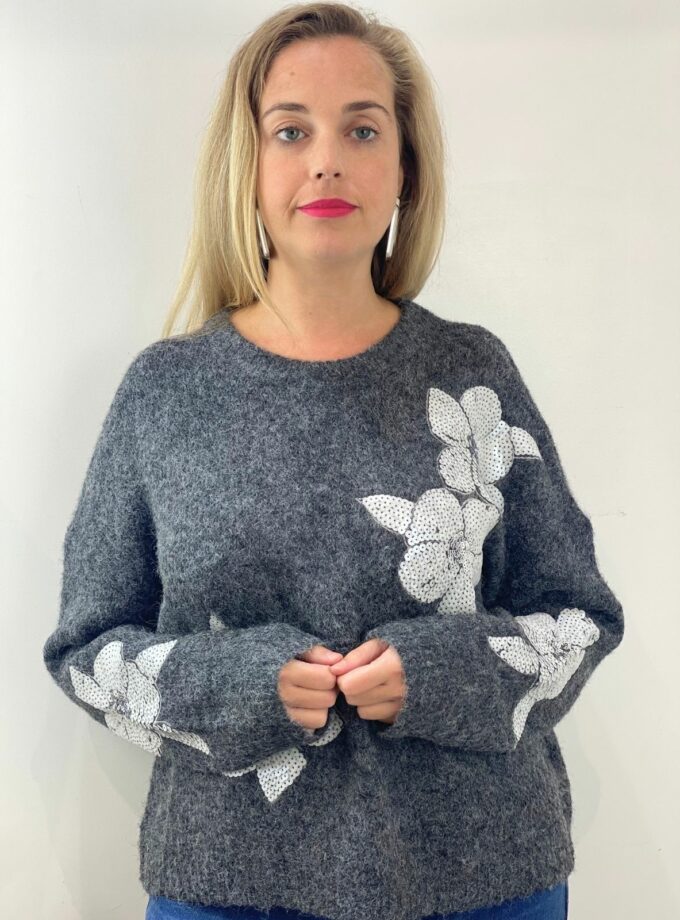 Jersey gris con flor de lentejuelas