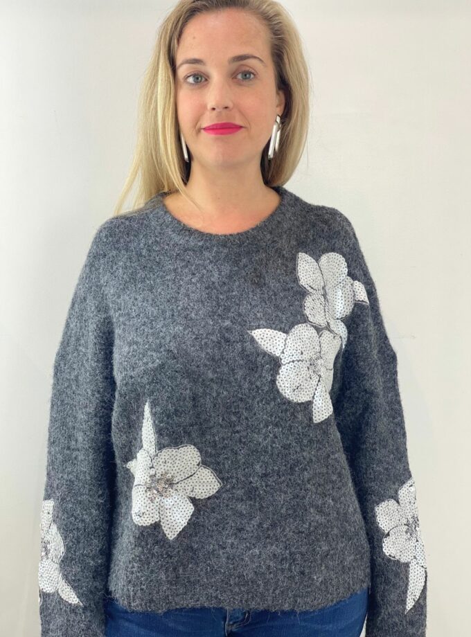 Jersey gris con flor de lentejuelas