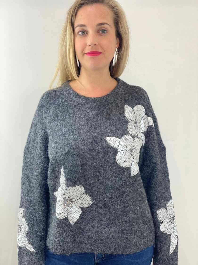 Jersey gris con flor de lentejuelas