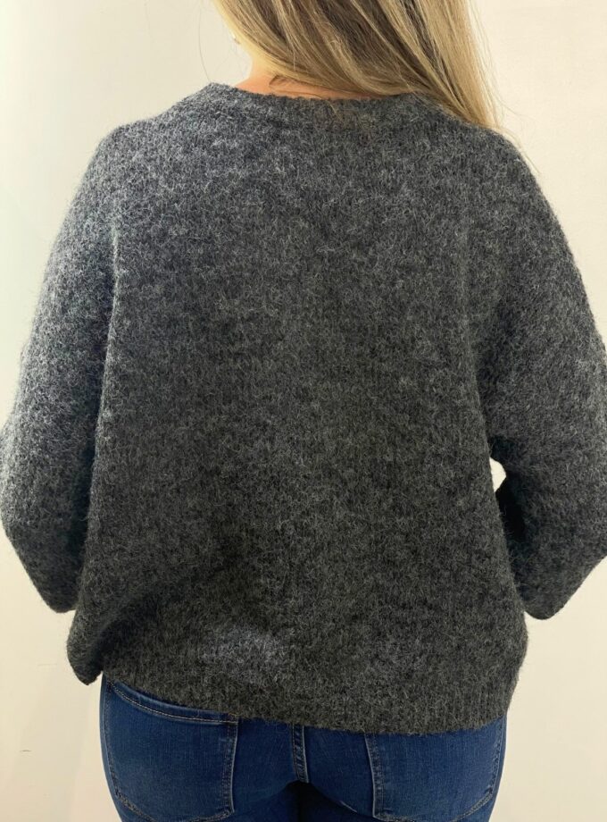 Jersey gris con flor de lentejuelas