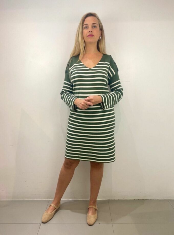 Vestido verde de rayas con botón en el hombre