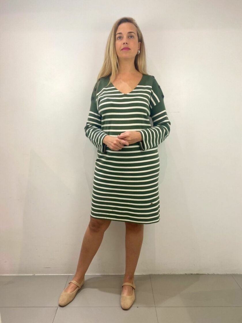 Vestido verde de rayas con botón en el hombre