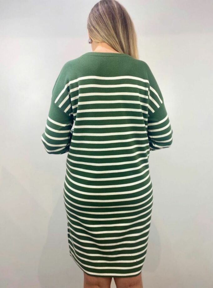 Vestido verde de rayas con botón en el hombre