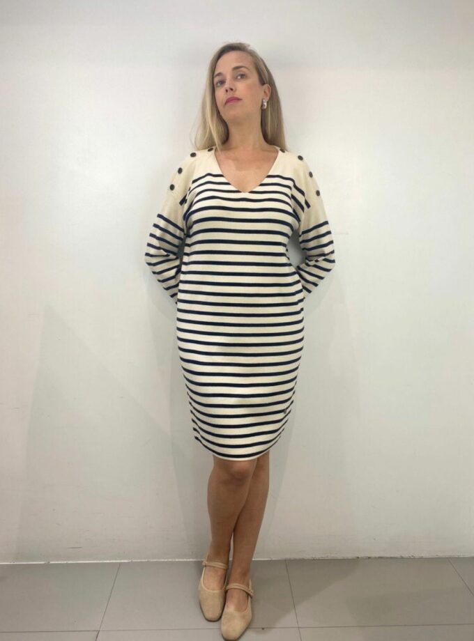 Vestido beige de rayas azul marino con botón en el hombro
