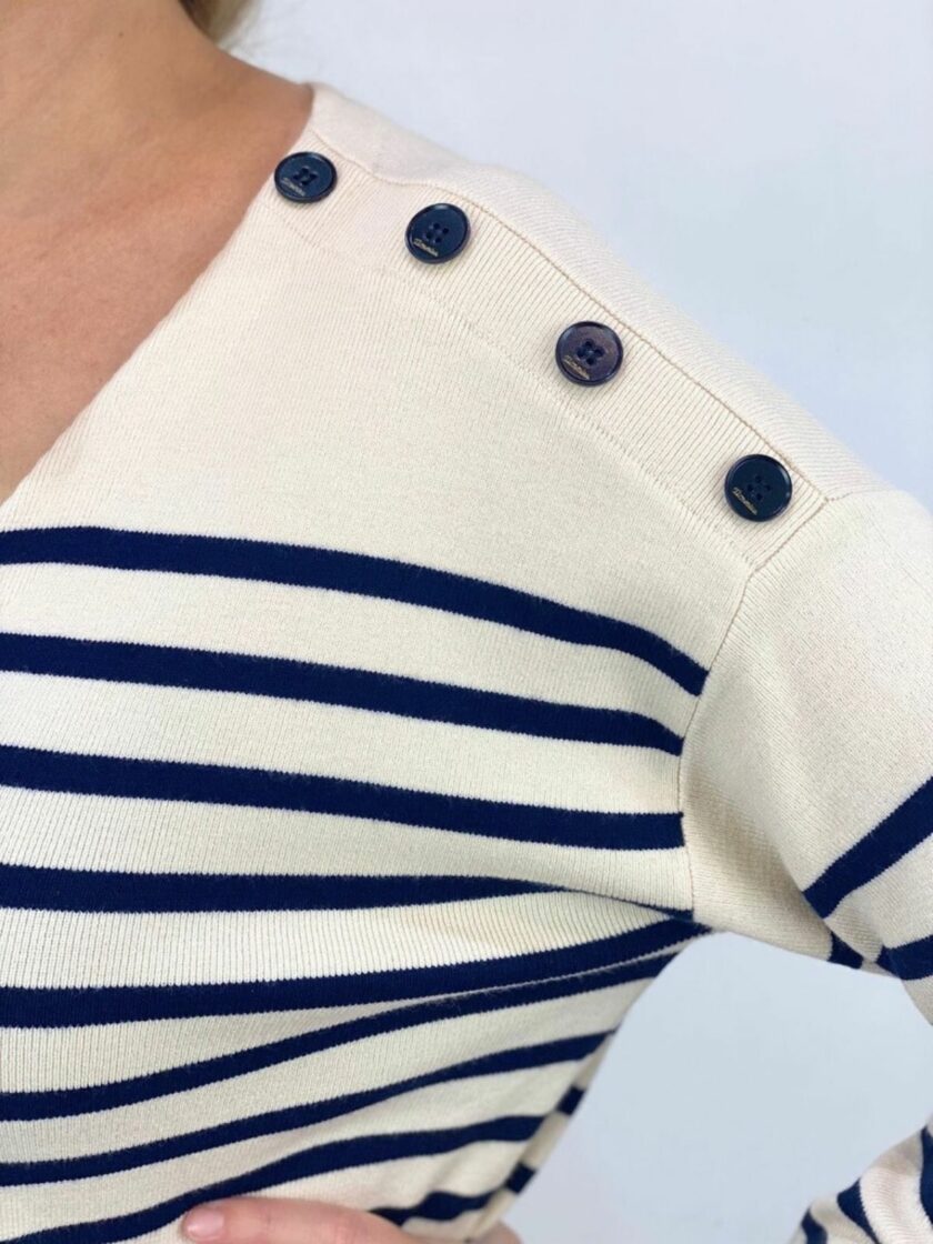Vestido beige de rayas azul marino con botón en el hombro