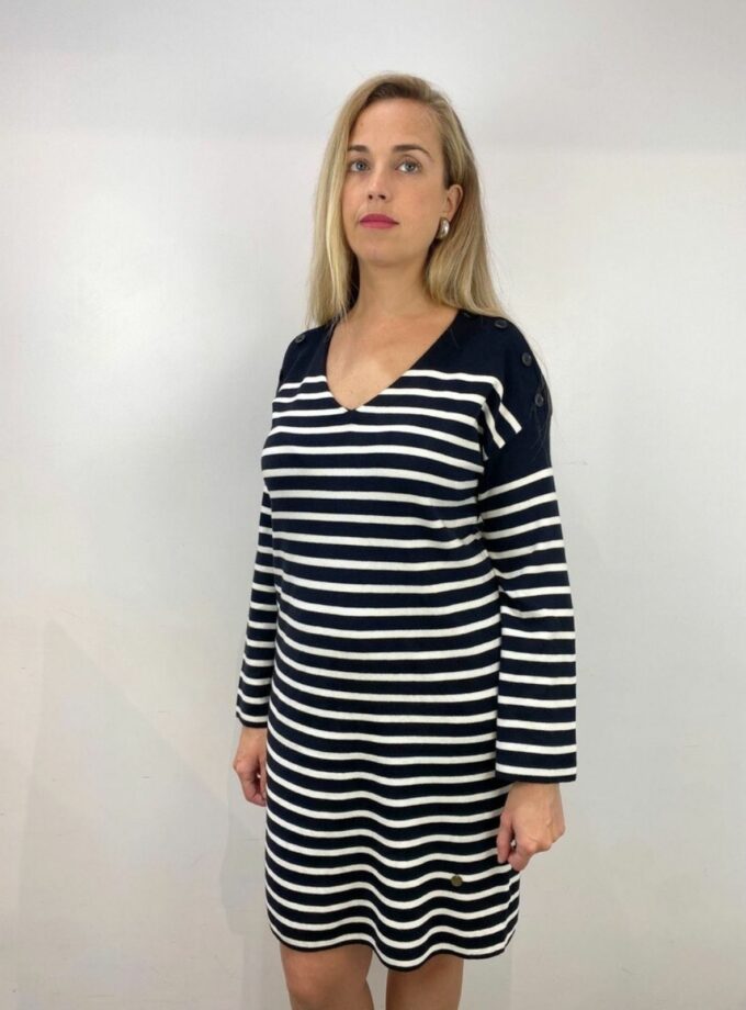 Vestido negro de rayas con botón en el hombro