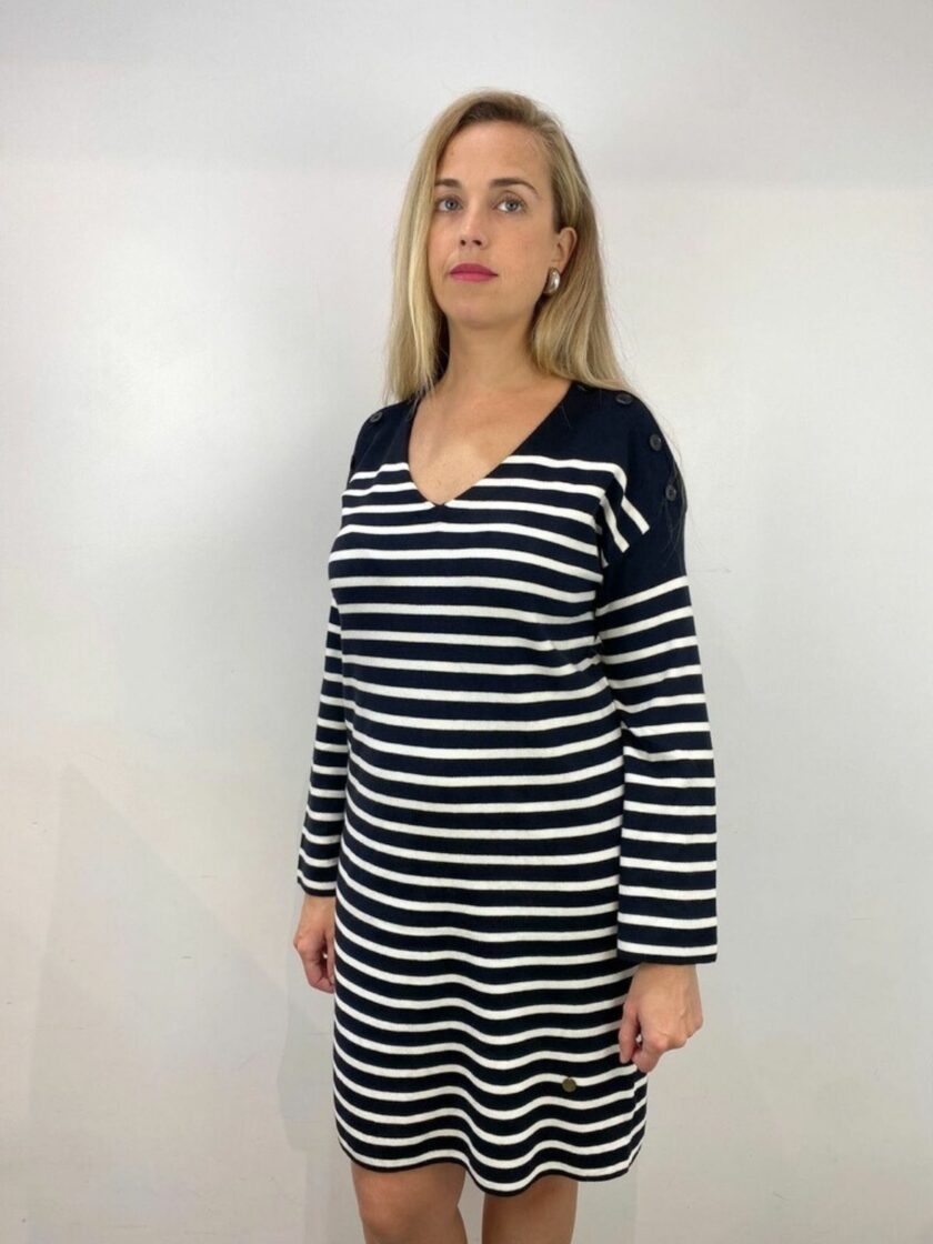 Vestido negro de rayas con botón en el hombro